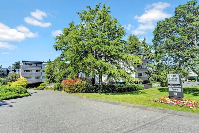 Building Photo - 1010 Mckenzie Av