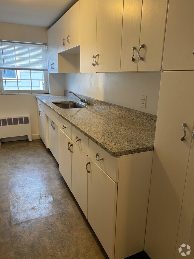 Building Photo - 8 Menotomy Rd Unit 4 Rental
