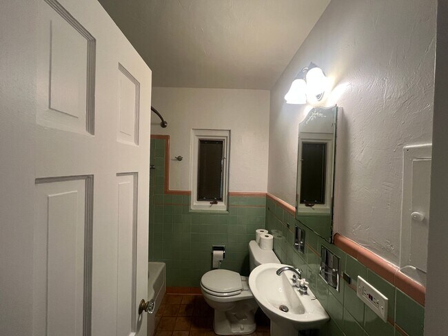 Photo - 2 bed 2 bath Ranch style home in Montclair neighborhood!