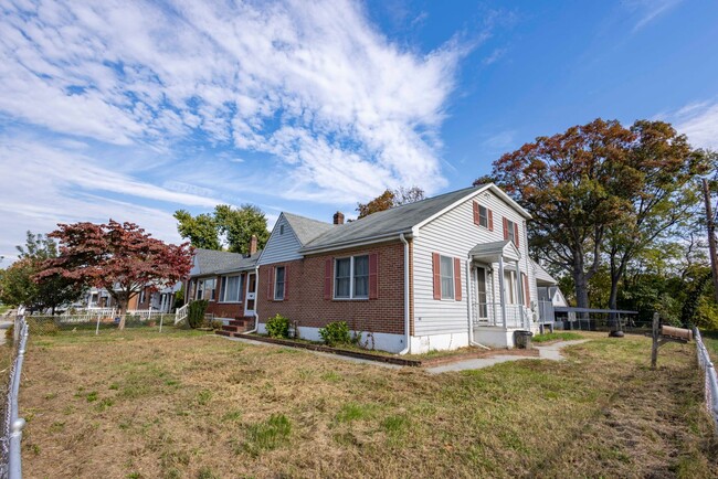 Building Photo - Cozy 4 Bedroom/2 Bathroom Detached Home in...