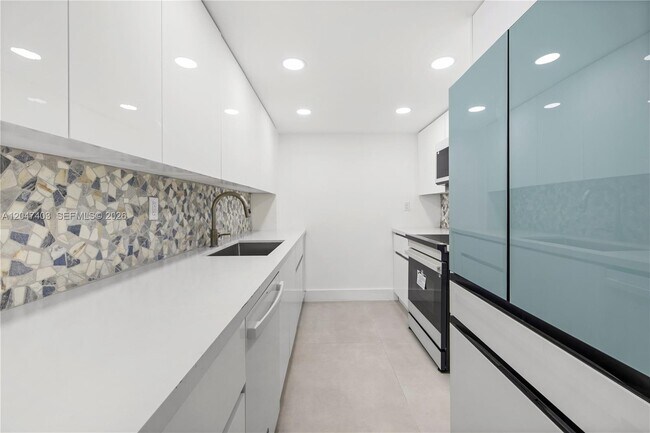 Photo - 2457 Collins Ave Unit 201