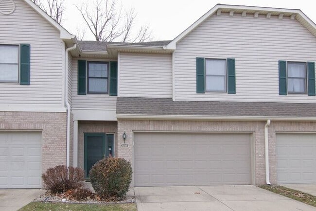 3 Bedroom Townhome in Greenwood - 3 Bedroom Townhome in Greenwood