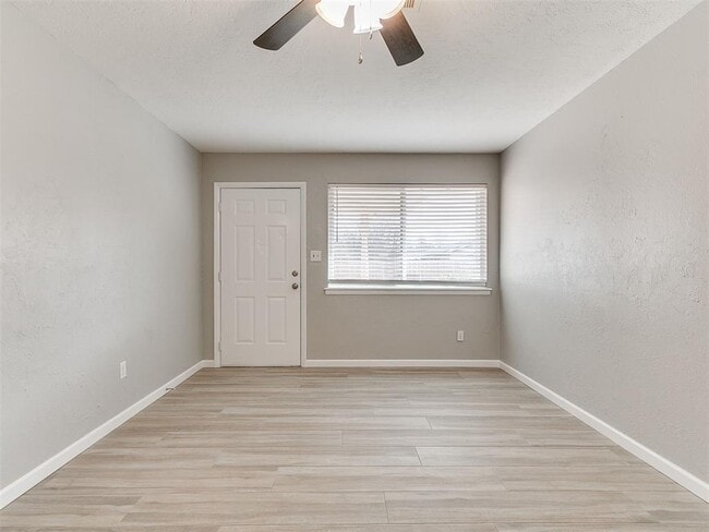 Photo - 202 Thompson Dr