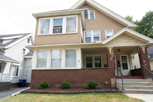 Building Photo - 1935 Glendale Ave Unit Spacious Duplex Lower Rental