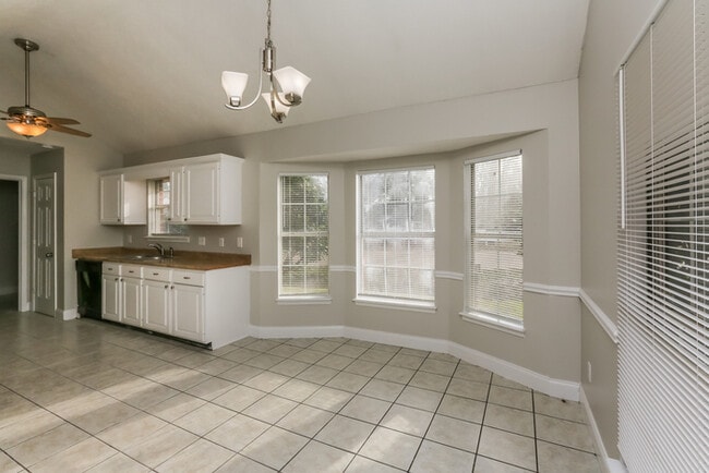 Photo - 2038 Red Oak Dr
