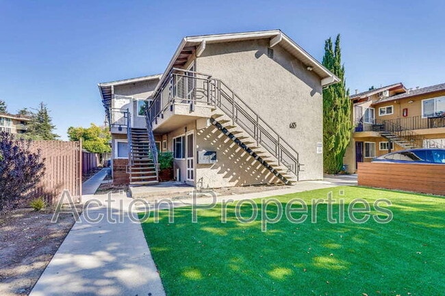 Building Photo - 685 Foxtail Dr Unit #4