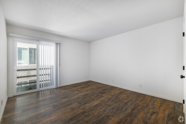 2BR, 2BA - 900SF - Primary Bedroom