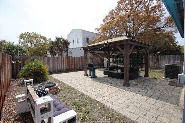 1918 W Walnut St