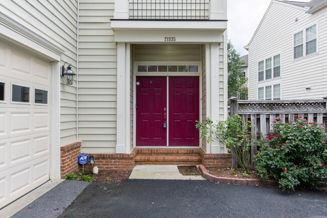 Building Photo - Spacious, Light-Filled Home in the Desirable Broadlands