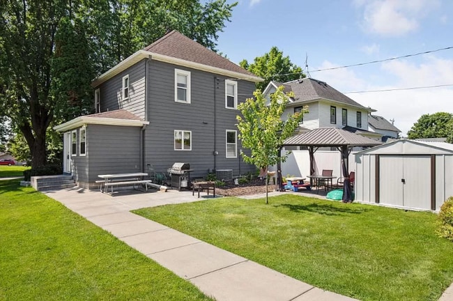 Photo - 212 Lake St E