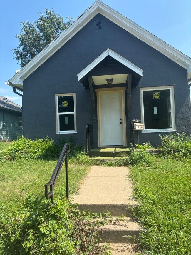 Building Photo - 728 N Blauvelt Ave