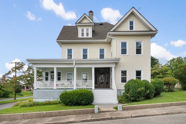 Building Photo - 4 to 5 bed / 2 Bath Pet Friendly Just remo... Rental