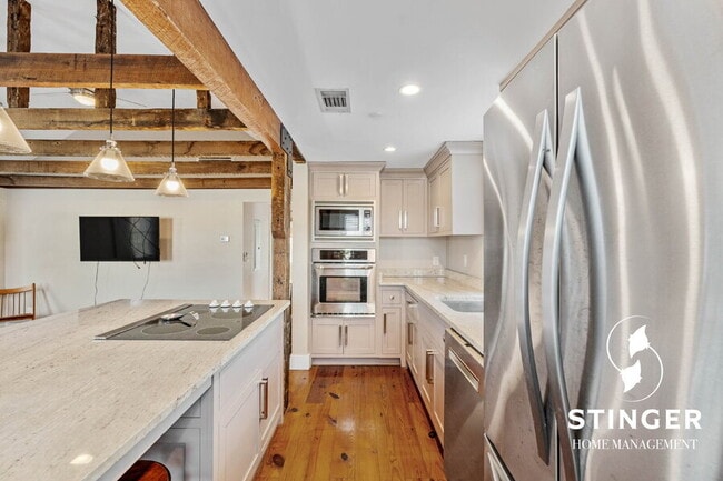 Photo - 221 West St