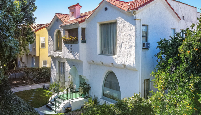 A leafy native garden awaits you - 2807 Hillcrest Dr Apartments Unit 1