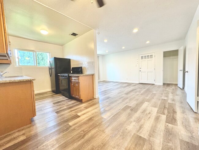 Building Photo - 1320 Ridgeley Dr Unit 5 Rental