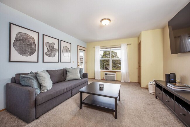 Building Photo - 714 Cascade Ave Rental