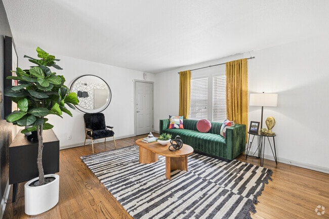 2BR, 1BA - 983SF - Living Room