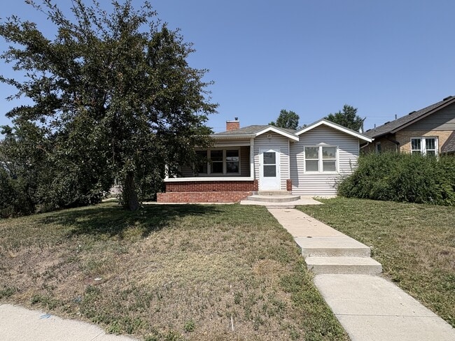Building Photo - 522 W Pershing Blvd