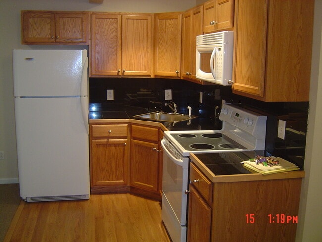 Building Photo - 302 Silver St Unit 304