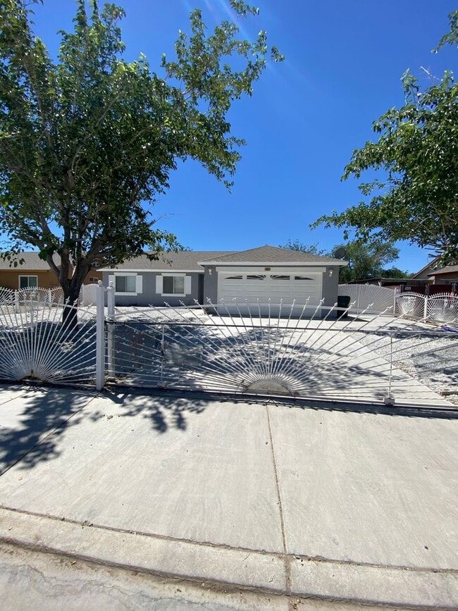 Building Photo - 4 BEDROOM ADELANTO HOME