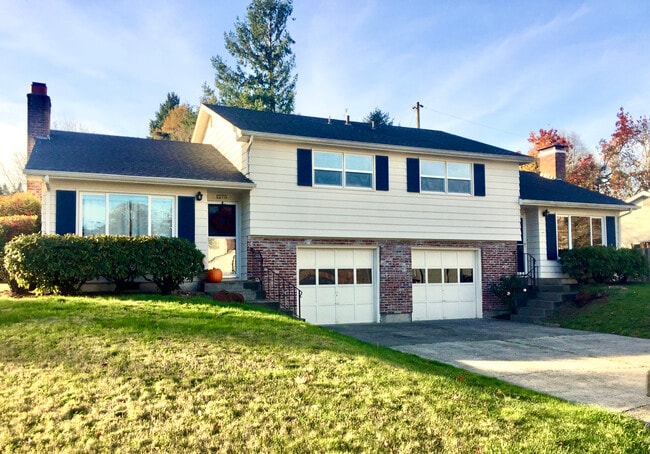 Building Photo - 1275 NW Jenne Ave