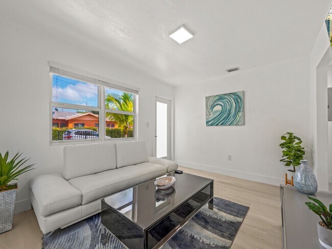 Building Photo - 100 NW 45th St Unit 1