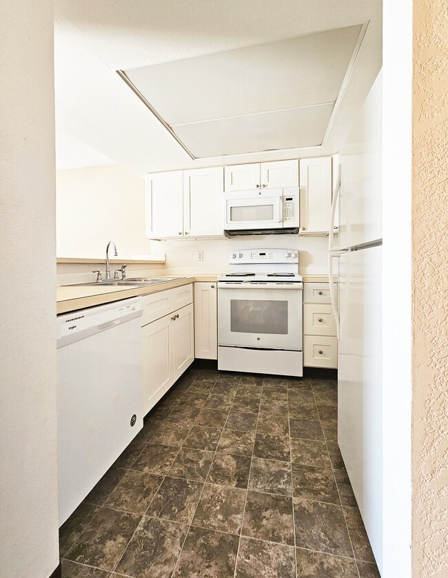 Kitchen - Orchard Park Apartments