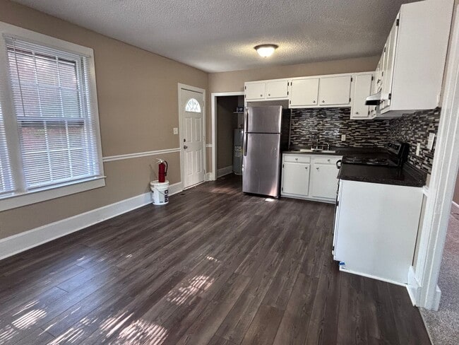 Photo - 3-bedroom Close to South Elm Street
