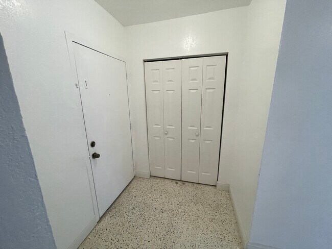 Entrada - 665 NE 83rd Ter Unidad 105