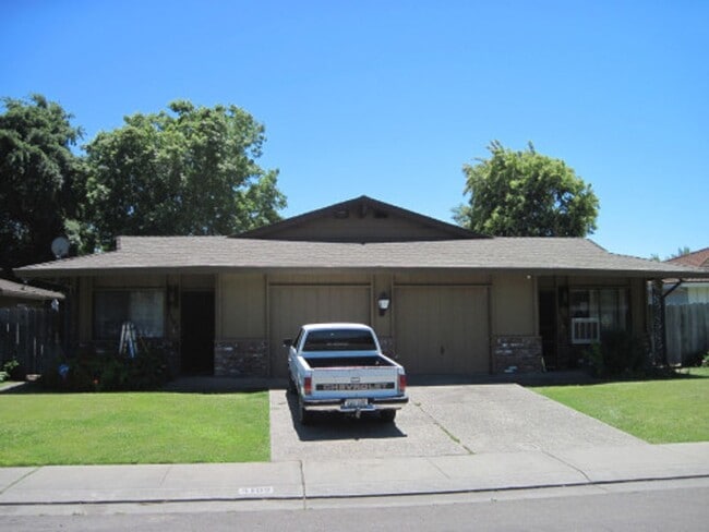 Building Photo - Great Duplex Rental
