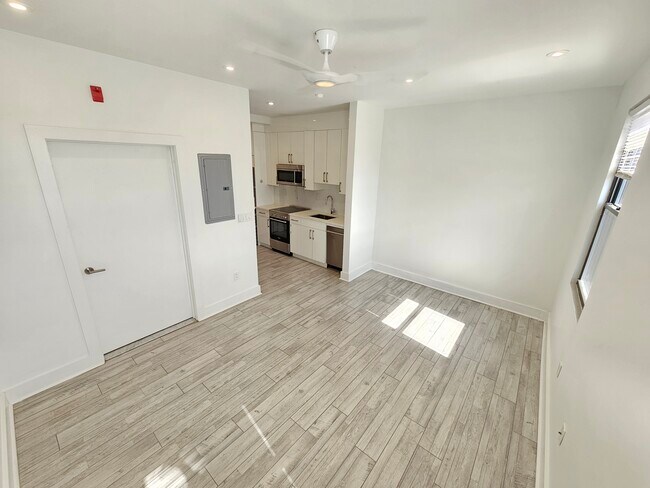 Photo - 1169 Hope St