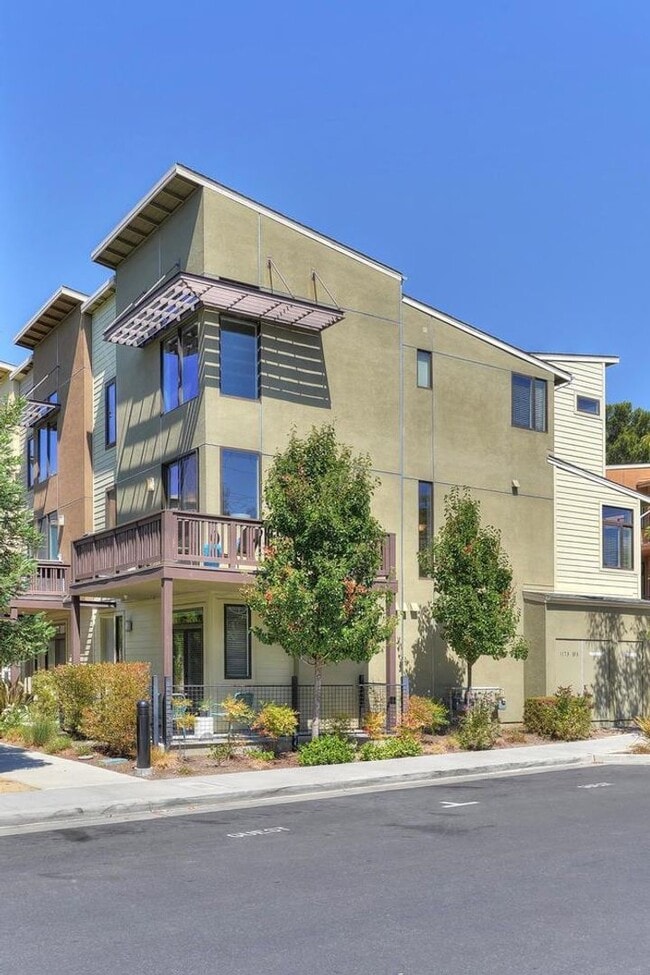 Building Photo - Exceptional End-Unit Townhome in Sterling ...