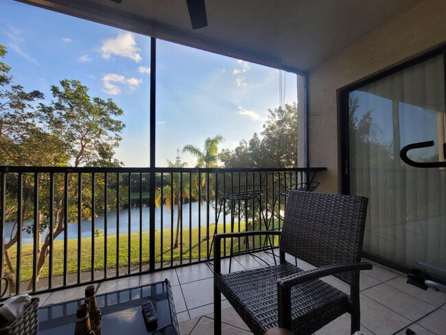 Building Photo - 2200 S Cypress Bend Dr Unit 308