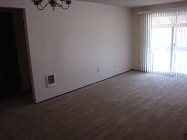 Building Photo - Black Butte Unit B
