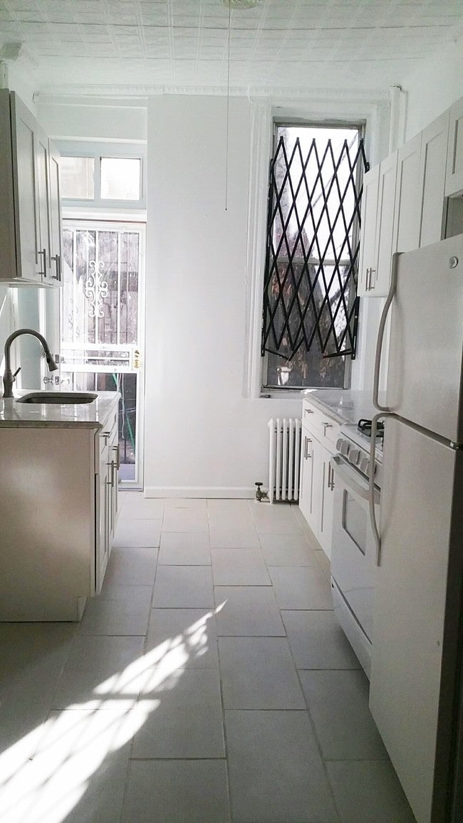 Building Photo - 223 Van Brunt St Unit 1R