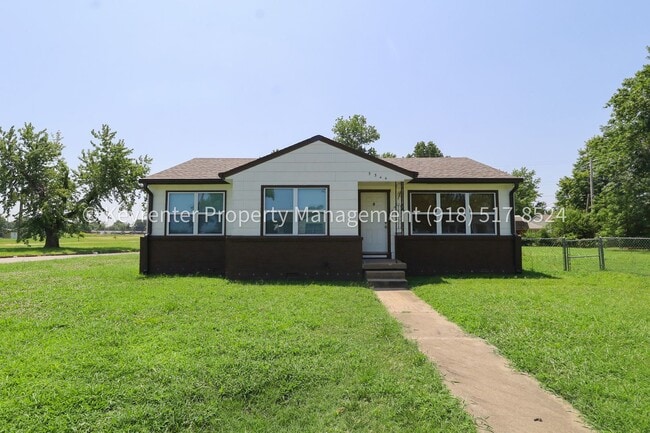Photo - Beautifully Done 3 Bedroom House! Available for Immediate Move in!