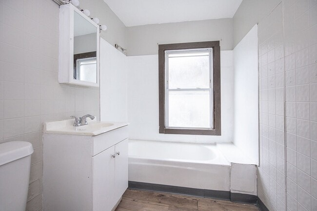 Photo - 9005 Union Unidad 9005 Union Down