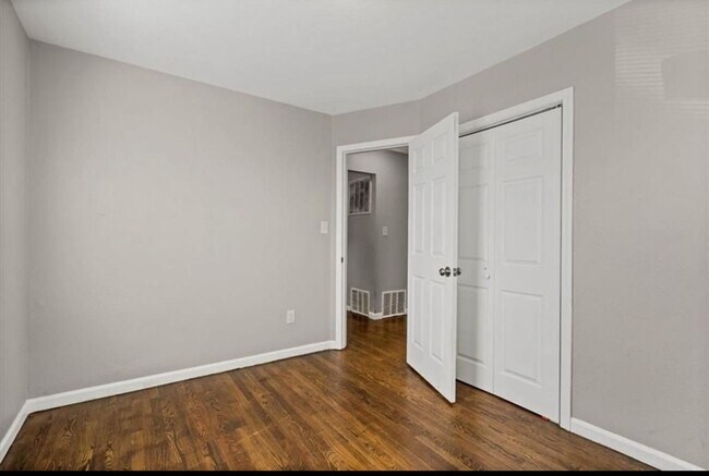 Photo - 2 bed one bath very nice house