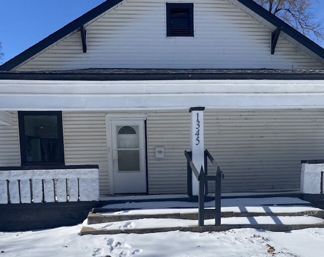 Building Photo - 1345 S Water St