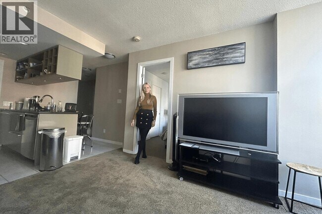 Photo - 833 Seymour St