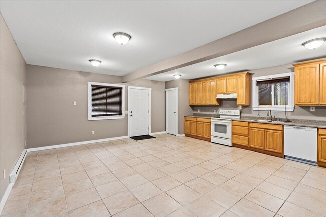 Photo - 2 bed 1 Bath Burien House with in unit laundry Unit Des Moines Memorial Dr B