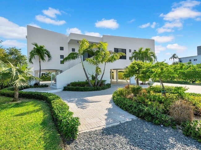 Building Photo - 273 W Seaview Dr