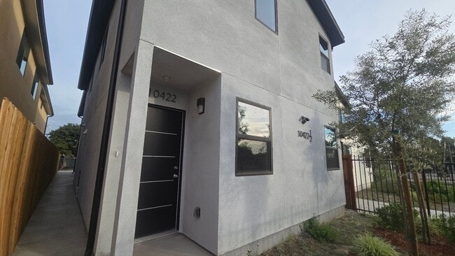 Building Photo - Graham(10422) Unit Graham(10422)