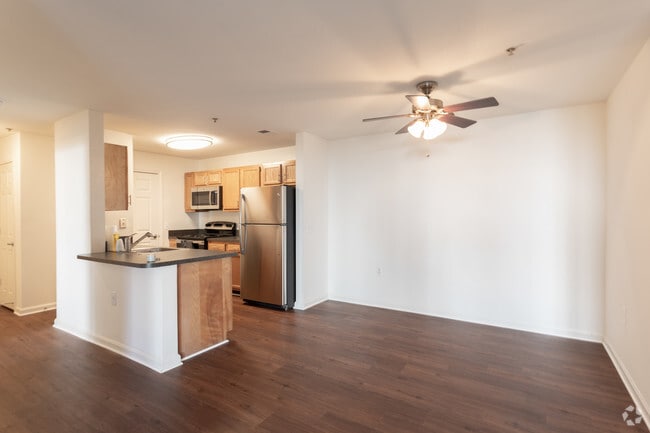 2BR, 2BA - 1,010 SF
