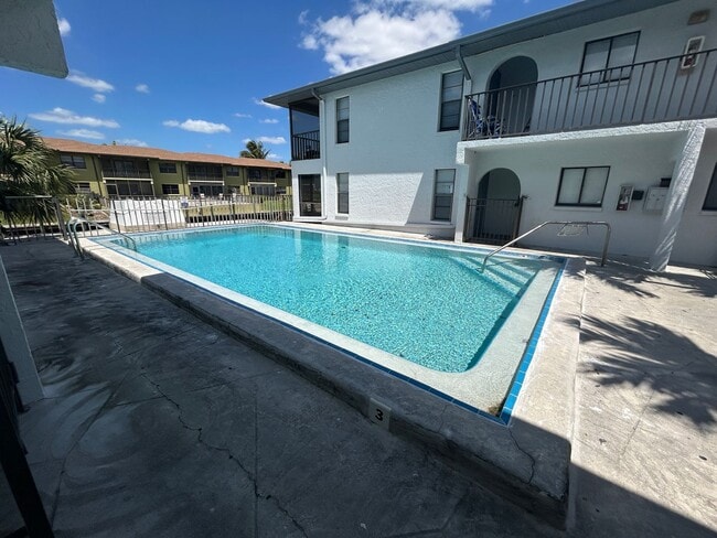 4712 SE 5th Pl Unit 4712 SE 5 Place #102