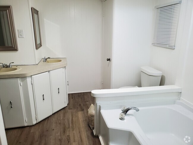 Building Photo - 5094 Kellchris ln Unit Studio Apartment
