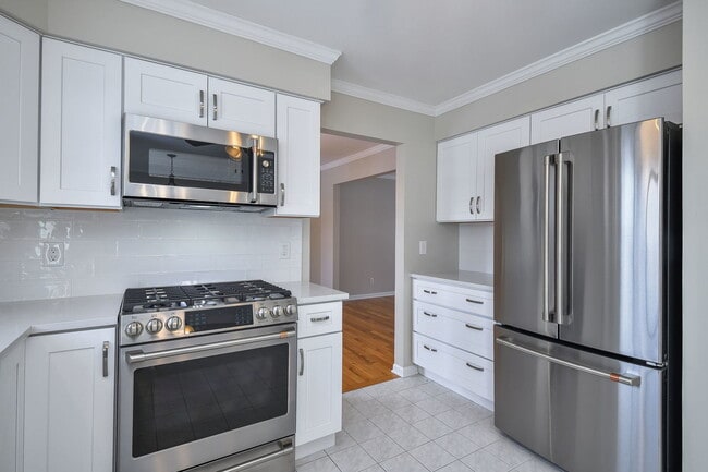 Photo - 389 Colonial Cir