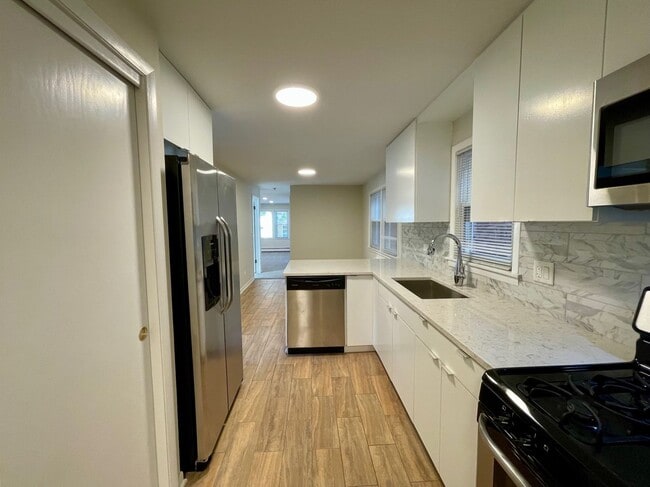 Building Photo - Freshly Renovated 3-Bed in Jefferson Park – In-Unit Laundry & Modern Upgrades! Unit Apt #1