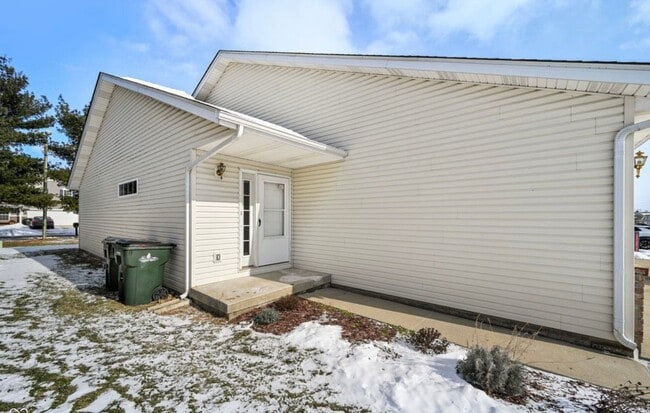Building Photo - 810 W Gaston Dr