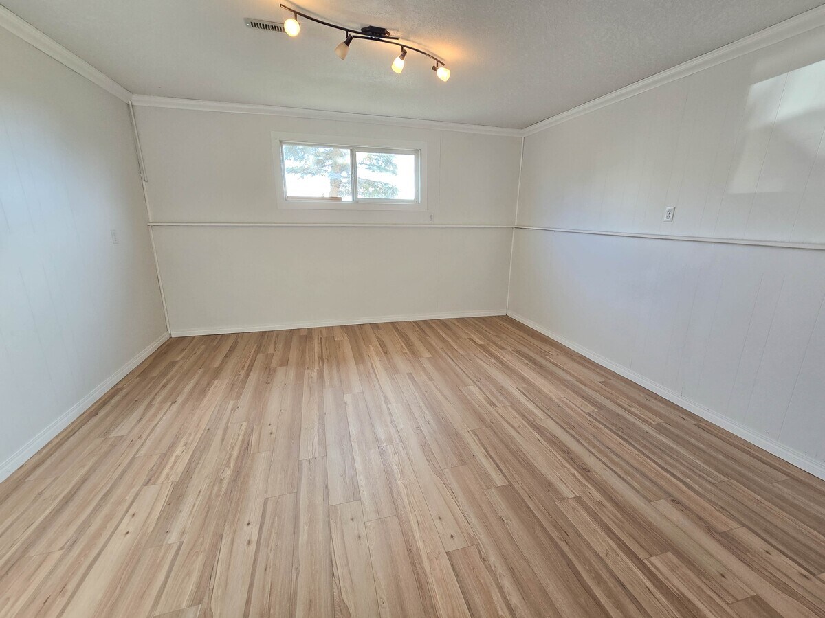 Photo - 9618-9101 101 Ave